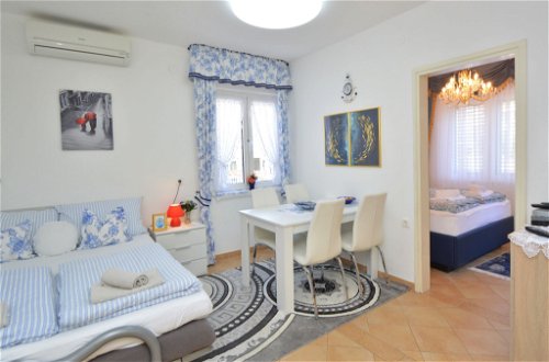 Foto 15 - Apartment mit 1 Schlafzimmer in Tribunj mit schwimmbad und garten