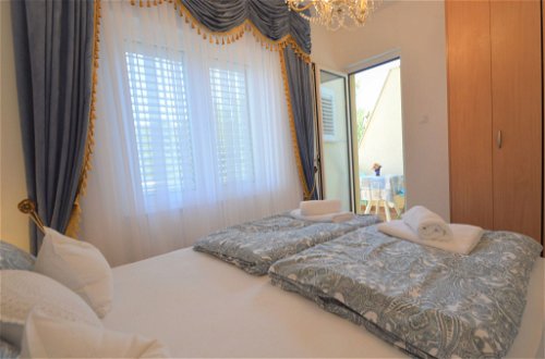Foto 4 - Appartamento con 1 camera da letto a Tribunj con piscina e giardino