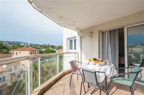 Foto 5 - Appartamento con 2 camere da letto a Cavalaire-sur-Mer con terrazza e vista mare