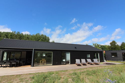 Photo 2 - Maison de 4 chambres à Aakirkeby avec terrasse et sauna