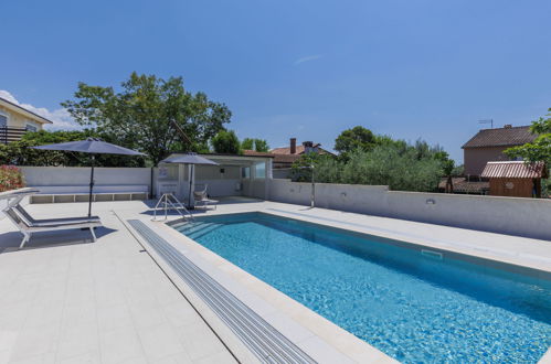 Foto 12 - Apartamento de 3 quartos em Umag com piscina e terraço