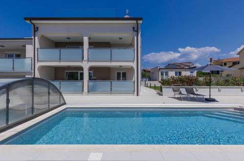 Foto 15 - Apartamento de 3 habitaciones en Umag con piscina y terraza