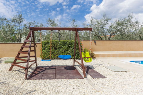 Foto 19 - Casa con 3 camere da letto a Marčana con piscina privata e giardino