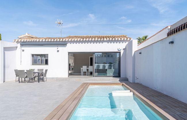3 bedroom House in Castelló d'Empúries with private pool and garden - Photo 1