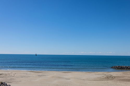 Photo 18 - 1 bedroom Apartment in Agde with garden and sea view