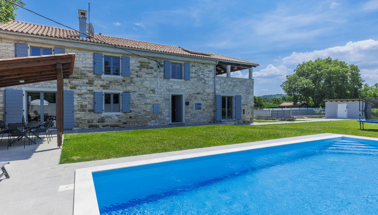 Photo 1 - Maison de 3 chambres à Grožnjan avec piscine privée et jardin