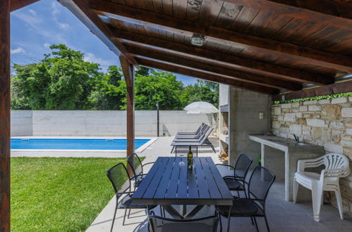 Foto 16 - Casa de 3 quartos em Grožnjan com piscina privada e terraço