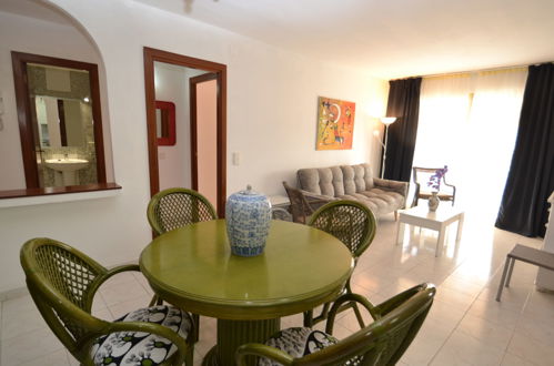 Photo 3 - 2 bedroom Apartment in Salou with swimming pool and sea view