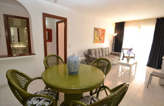 Photo 3 - 2 bedroom Apartment in Salou with swimming pool and sea view