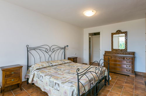 Foto 20 - Appartamento con 2 camere da letto a Cecina con piscina e vista mare