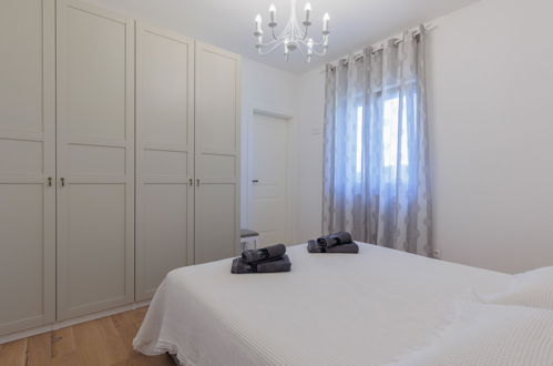 Foto 18 - Casa con 3 camere da letto a Poličnik con piscina privata e vista mare