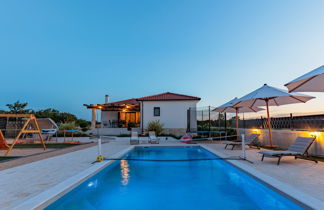 Photo 2 - Maison de 3 chambres à Poličnik avec piscine privée et vues à la mer