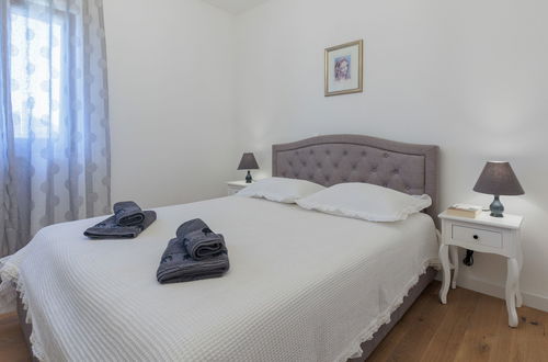 Foto 17 - Casa con 3 camere da letto a Poličnik con piscina privata e vista mare