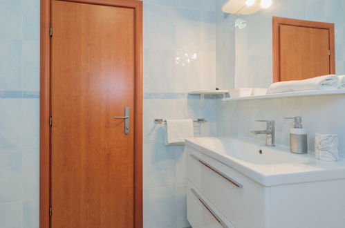 Foto 13 - Apartamento de 2 quartos em Privlaka com jardim