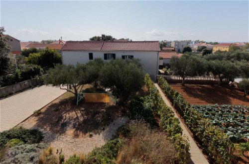 Foto 18 - Apartamento de 2 habitaciones en Privlaka con jardín y vistas al mar