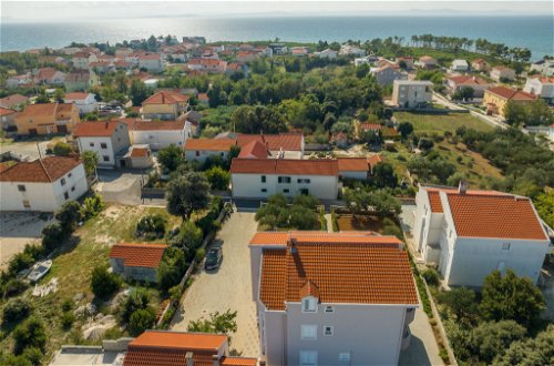 Foto 17 - Apartamento de 2 habitaciones en Privlaka con jardín y vistas al mar