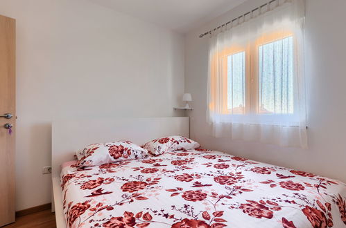 Foto 36 - Appartamento con 3 camere da letto a Croazia con piscina privata e vista mare