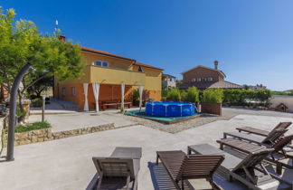 Foto 2 - Appartamento con 3 camere da letto a Croazia con piscina privata e vista mare