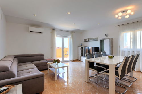 Photo 3 - 3 bedroom Apartment in Croatia with private pool and sea view