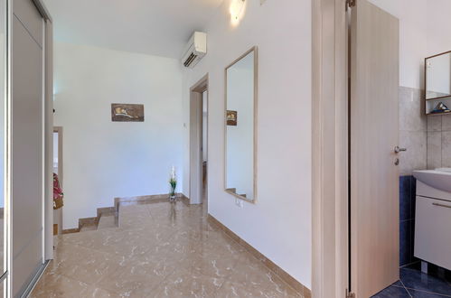 Foto 38 - Appartamento con 3 camere da letto a Croazia con piscina privata e vista mare