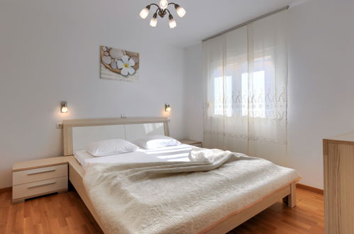 Foto 30 - Appartamento con 3 camere da letto a Croazia con piscina privata e vista mare