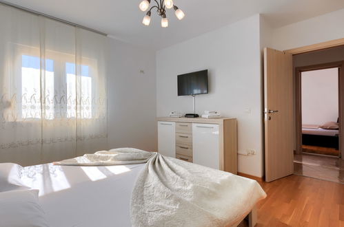 Foto 31 - Apartamento de 3 quartos em Ližnjan com piscina privada e terraço