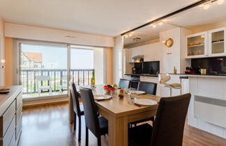 Foto 3 - Apartamento de 3 habitaciones en Cabourg con vistas al mar