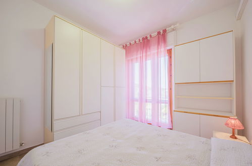 Foto 3 - Appartamento con 3 camere da letto a Viareggio con vista mare