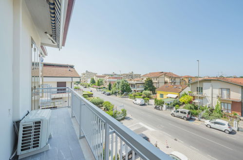 Foto 15 - Apartamento de 3 habitaciones en Viareggio con vistas al mar