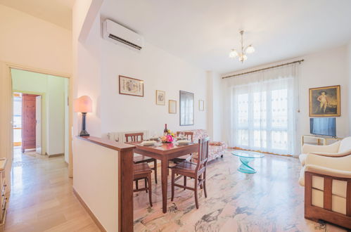 Foto 1 - Appartamento con 3 camere da letto a Viareggio con vista mare