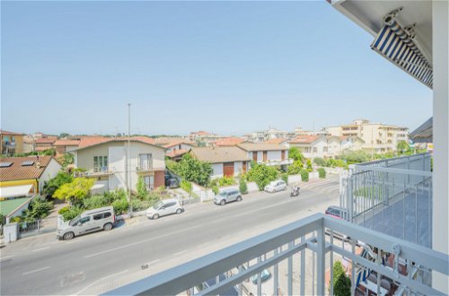 Foto 14 - Apartamento de 3 quartos em Viareggio com vistas do mar