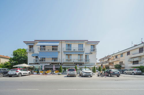 Foto 6 - Appartamento con 3 camere da letto a Viareggio con vista mare
