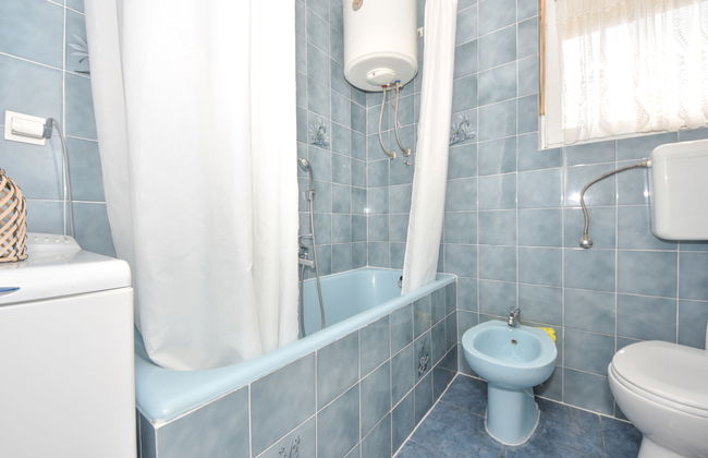 6 bedroom House in Sukošan with terrace - Photo 22