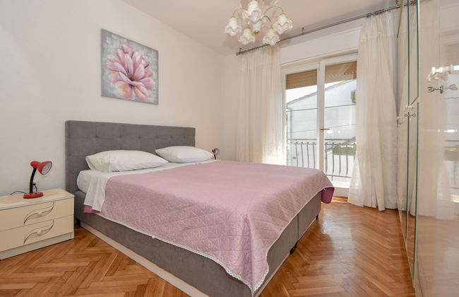 6 bedroom House in Sukošan with terrace - Photo 25