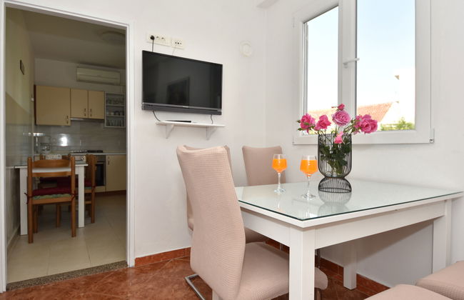 6 bedroom House in Sukošan with terrace - Photo 4