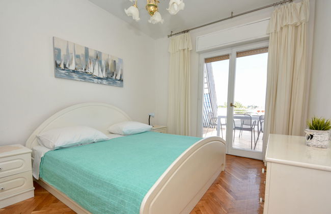 6 bedroom House in Sukošan with terrace - Photo 20