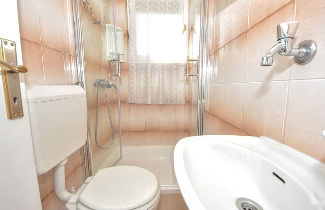 6 bedroom House in Sukošan with terrace - Photo 23