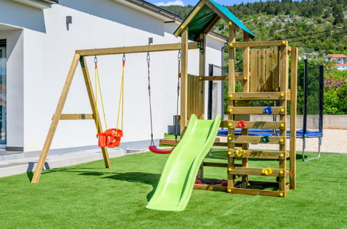 Foto 35 - Casa de 3 quartos em Proložac com piscina privada e terraço