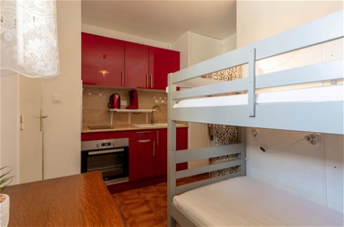 Foto 11 - Appartamento con 1 camera da letto a Hyères con vista mare