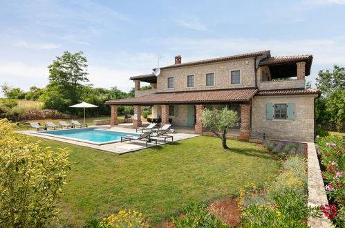 Photo 1 - Maison de 4 chambres à Sveti Lovreč avec piscine privée et jardin