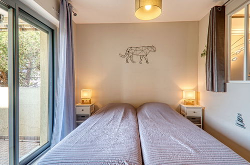 Foto 16 - Appartamento con 2 camere da letto a Fréjus con vista mare
