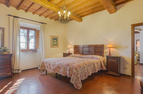 Photo 11 - 2 bedroom Apartment in Castellina in Chianti with swimming pool and garden