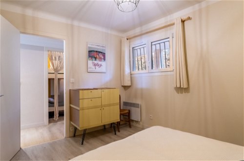 Foto 12 - Appartamento con 2 camere da letto a Le Lavandou con vista mare