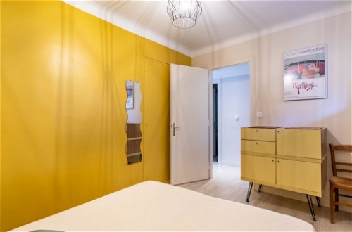 Foto 13 - Appartamento con 2 camere da letto a Le Lavandou con vista mare