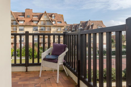 Foto 16 - Apartamento de 1 habitación en Cabourg con piscina y vistas al mar