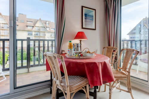 Foto 5 - Apartment mit 1 Schlafzimmer in Cabourg mit schwimmbad und blick aufs meer