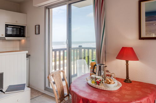 Foto 11 - Apartment mit 1 Schlafzimmer in Cabourg mit schwimmbad und blick aufs meer