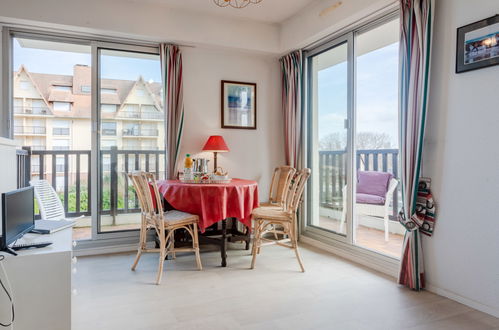 Foto 10 - Apartamento de 1 habitación en Cabourg con piscina y vistas al mar