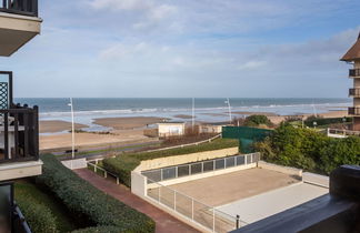 Foto 3 - Apartment mit 1 Schlafzimmer in Cabourg mit schwimmbad und blick aufs meer