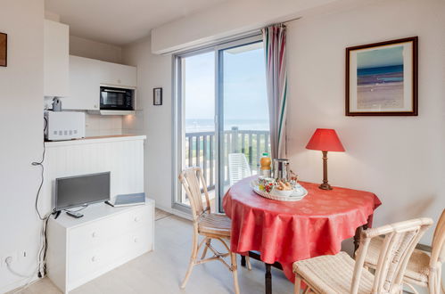 Foto 9 - Apartment mit 1 Schlafzimmer in Cabourg mit schwimmbad und blick aufs meer